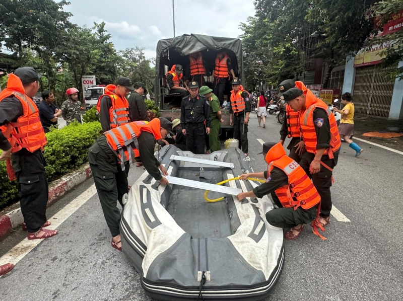 Công an Lạng Sơn dầm mưa cứu dân chạy lũ -0