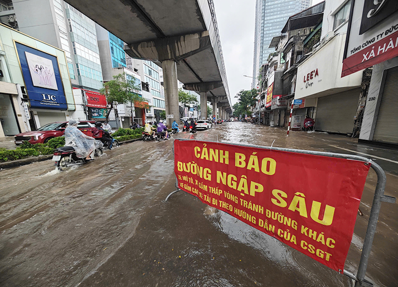 Công an TP Hà Nội khuyến cáo người dân tham gia giao thông trong mưa bão -0