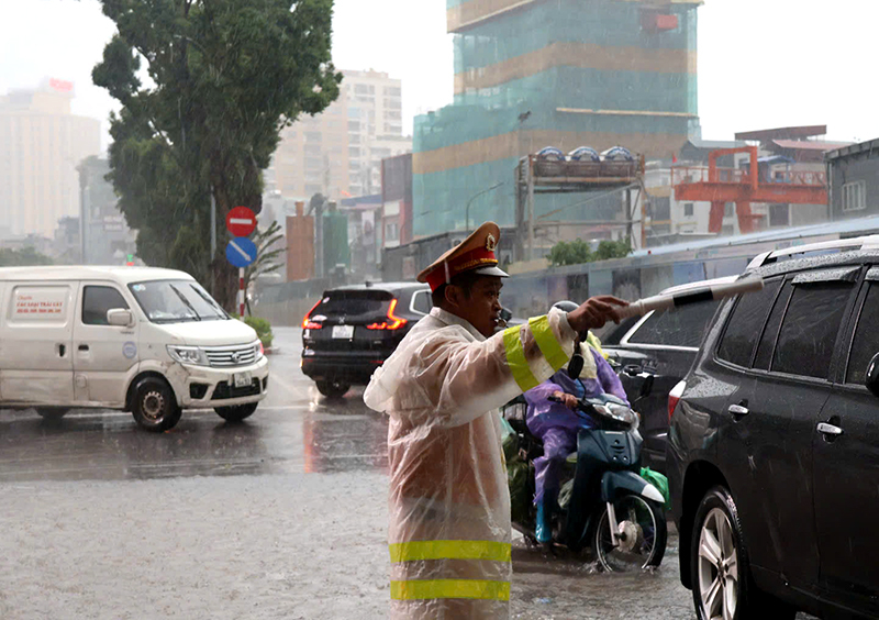 Công an TP Hà Nội khuyến cáo người dân tham gia giao thông trong mưa bão -0