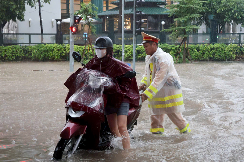 Công an TP Hà Nội khuyến cáo người dân tham gia giao thông trong mưa bão -0