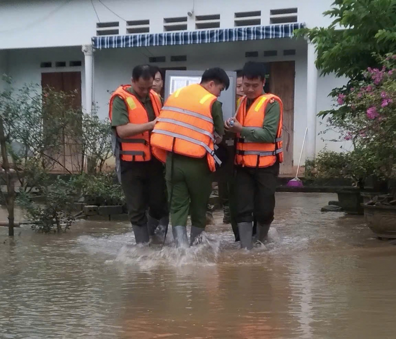Công an Lạng Sơn dầm mưa cứu dân chạy lũ -0