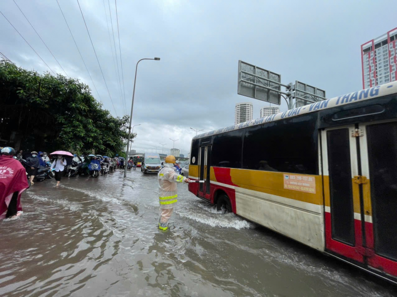 Mưa lớn gây ngập sâu nhiều tuyến phố Hà Nội, CSGT căng mình phân luồng -0