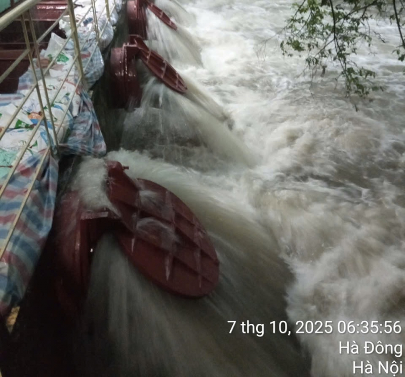 Hanoi: Flood warning at 90 locations, operating many pumping stations to support urban drainage -0