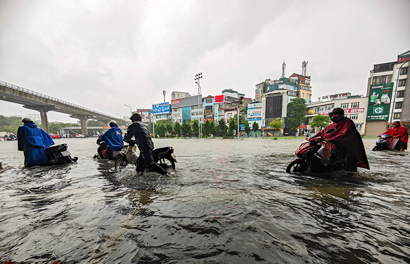 Công an TP Hà Nội khuyến cáo người dân tham gia giao thông trong mưa bão -0