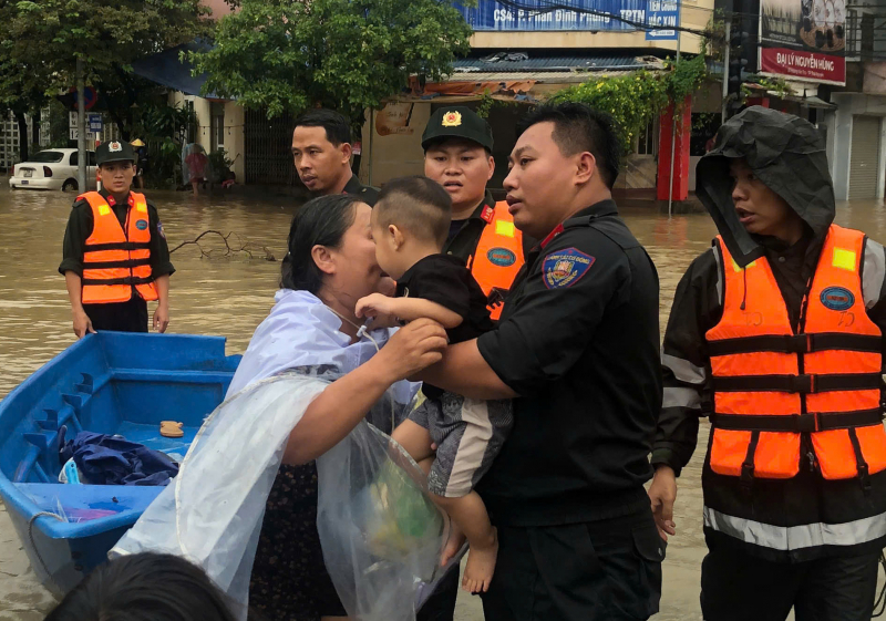 Bộ Tư lệnh Cảnh sát cơ động tăng cường CBCS giúp người dân Thái Nguyên trong mưa ngập -0