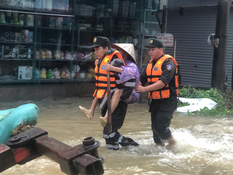 Bộ Tư lệnh Cảnh sát cơ động tăng cường CBCS giúp người dân Thái Nguyên trong mưa ngập -1