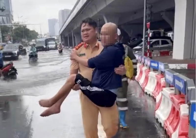 Cán bộ Phòng CSGT Công an TP Hà Nội giúp người nhiều dân đi điều trị bệnh trong mưa bão -1