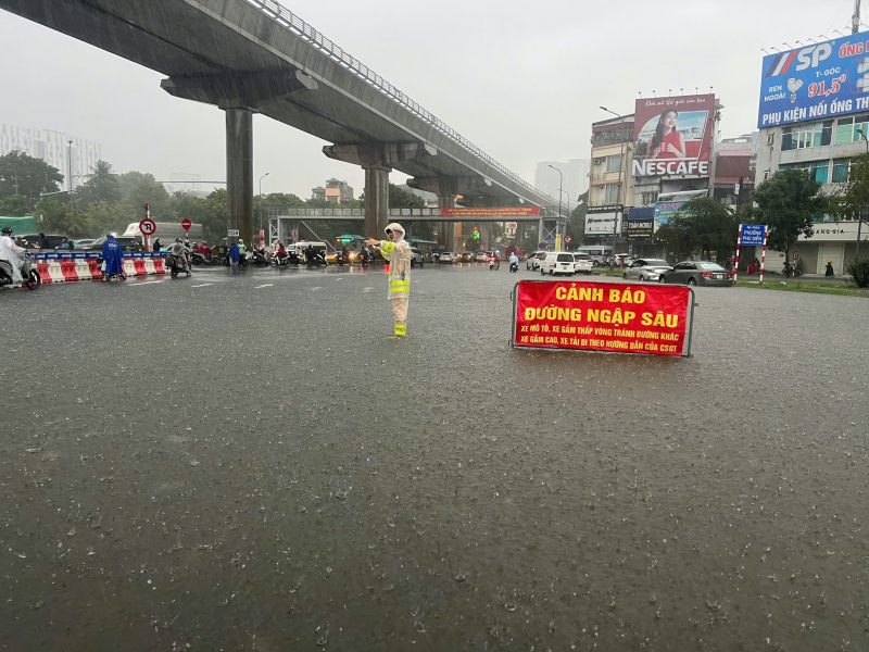 CSGT Hà Nội lội nước, dầm mưa, 