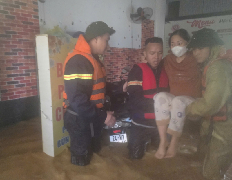 Thai Nguyen översvämmade kraftigt, polisen tog bort korrugerad plåttak för att rädda människor i säkerhet -3