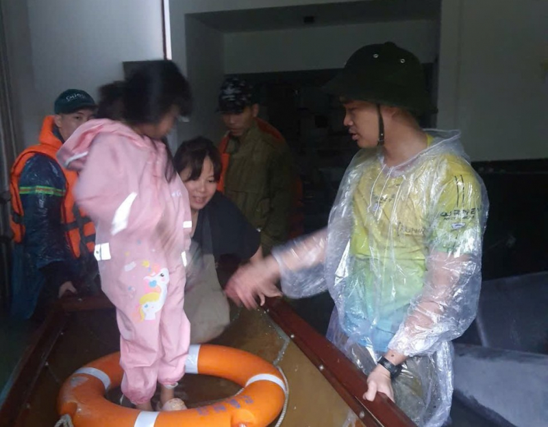 Thai Nguyen översvämmade kraftigt, polisen tog bort korrugerad plåttak för att rädda människor i säkerhet -4