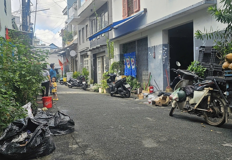 路地裏の賃貸住宅で発生した火災で母子が救出される -0