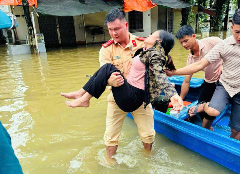 Những bàn tay ấm giữa mưa lũ Tuyên Quang -0