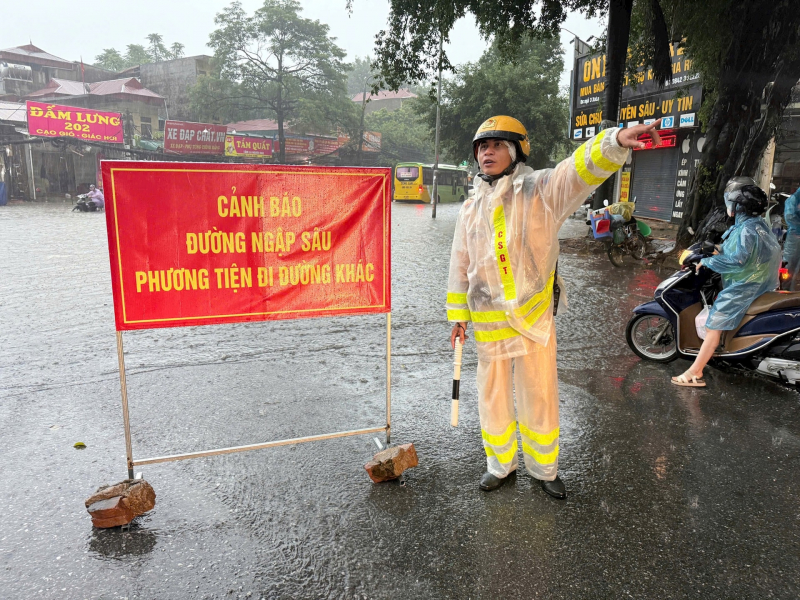Hanoi: Flood warning at 90 locations, operating many pumping stations to support urban drainage -0