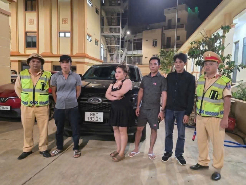 Bắt khẩn cấp đối tượng hùng hổ đánh người sau va chạm giao thông -0