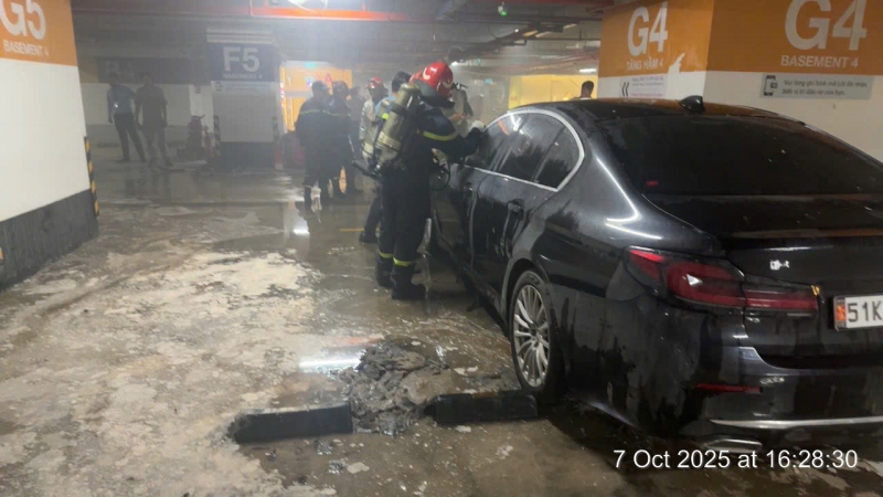 Fire extinguished at the parking garage of Takashimaya shopping center -1