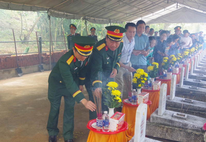 Truy điệu và an táng 14 hài cốt liệt sĩ tại Nghĩa trang liệt sĩ xã Khe Sanh -0