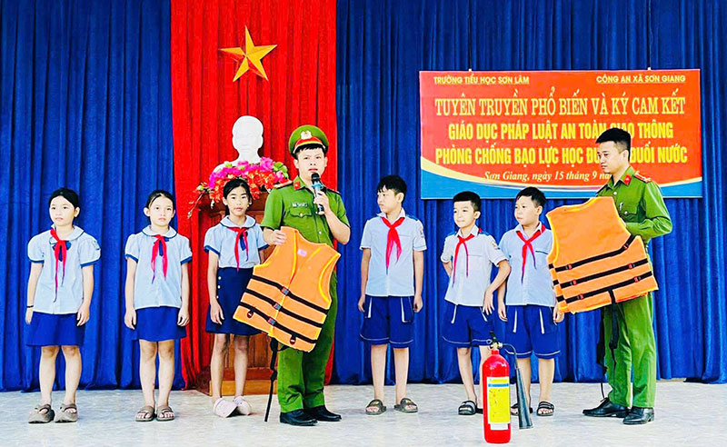 Những người lính ở vùng đất gió Lào bão lũ -0