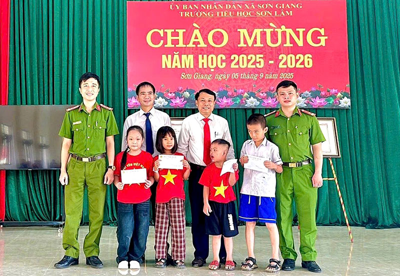 Những người lính ở vùng đất gió Lào bão lũ -1