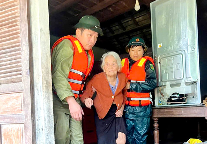 Những người lính ở vùng đất gió Lào bão lũ -0