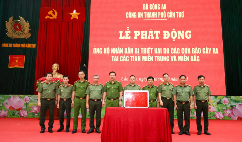 CBCS Công an TP Cần Thơ quyên góp 5,7 tỷ đồng ủng hộ đồng bào bị ảnh hưởng bão số 10 -0