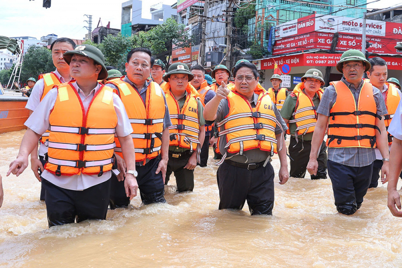 Thủ tướng  thị sát tình hình, thăm hỏi người dân Thái Nguyên bị ảnh hưởng bão số 11 -0