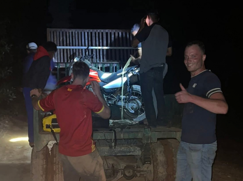 Công an giải cứu 2 du khách Hà Lan bị lạc giữa rừng sâu lúc trời mưa gió -0