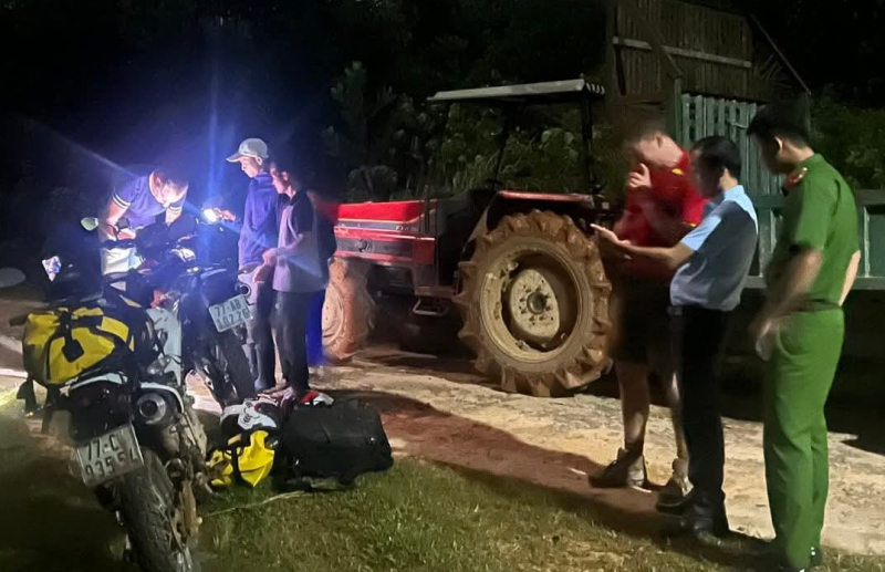 Công an giải cứu 2 du khách Hà Lan bị lạc giữa rừng sâu lúc trời mưa gió -0