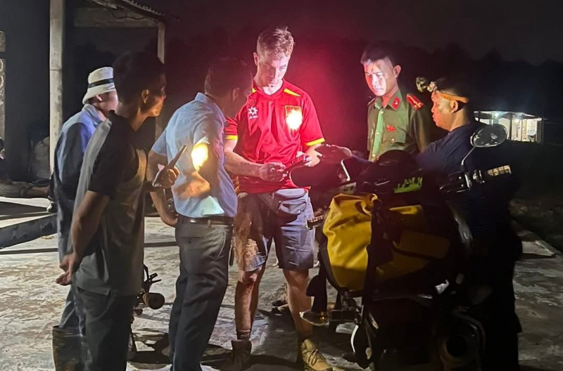 Công an giải cứu 2 du khách Hà Lan bị lạc giữa rừng sâu lúc trời mưa gió -0