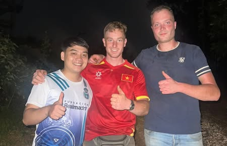 Công an giải cứu 2 du khách Hà Lan bị lạc giữa rừng sâu lúc trời mưa gió -0