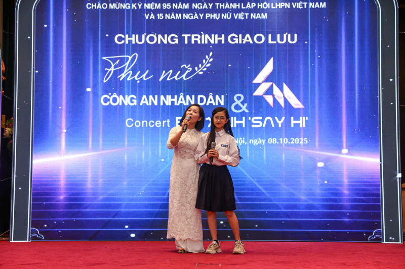 Giao lưu “Phụ nữ CAND và Concert Em Xinh Say Hi” -1