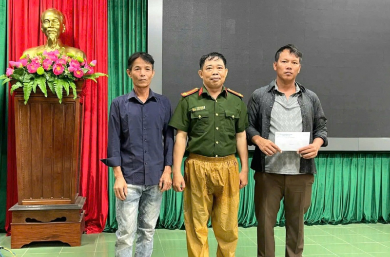 Tặng Bằng khen cho Trung tá Công an dũng cảm cứu người giữa sóng to gió lớn -0