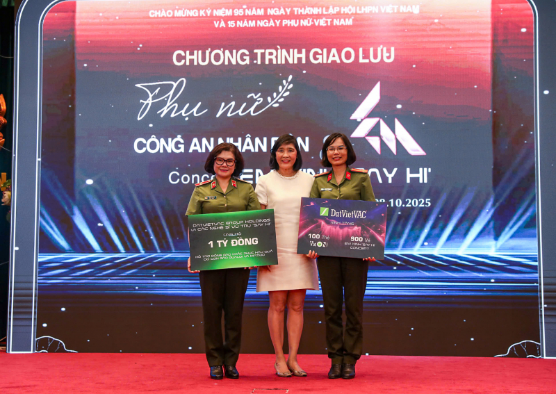 Giao lưu “Phụ nữ CAND và Concert Em Xinh Say Hi” -0