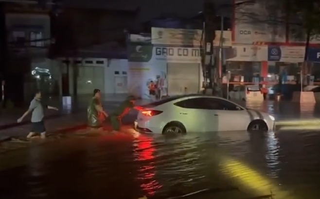 Lực lượng Công an trắng đêm giải cứu người dân Thái Nguyên bị mắc kẹt trong mưa ngập lịch sử -0