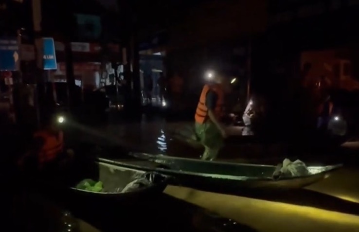 Lực lượng Công an trắng đêm giải cứu người dân Thái Nguyên bị mắc kẹt trong mưa ngập lịch sử -0