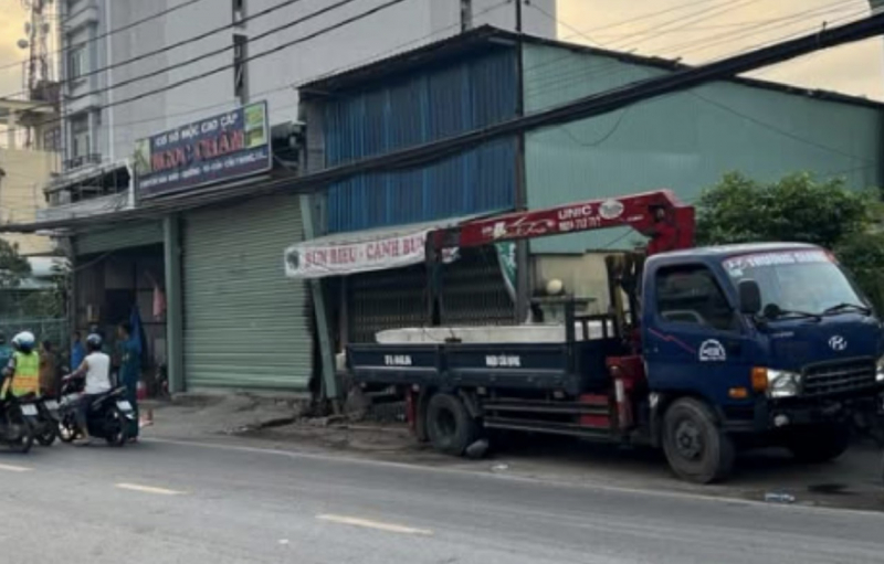 Lao qua làn ngược chiều xe tải cẩu tự hành tông tử vong người điều khiển mô tô Z1000 -0