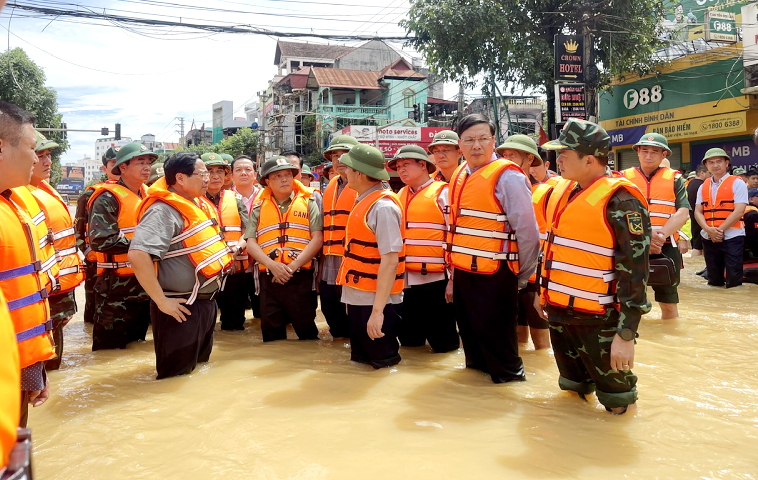 Thủ tướng  thị sát tình hình, thăm hỏi người dân Thái Nguyên bị ảnh hưởng bão số 11 -0