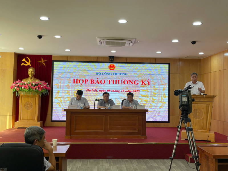 Khuyến khích người dân, doanh nghiệp tham gia phát triển điện mặt trời mái nhà tự sản, tự tiêu -0