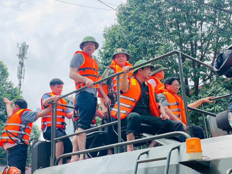 Thủ tướng thị sát tình hình, thăm hỏi người dân Thái Nguyên bị ảnh hưởng bão số 11 -0