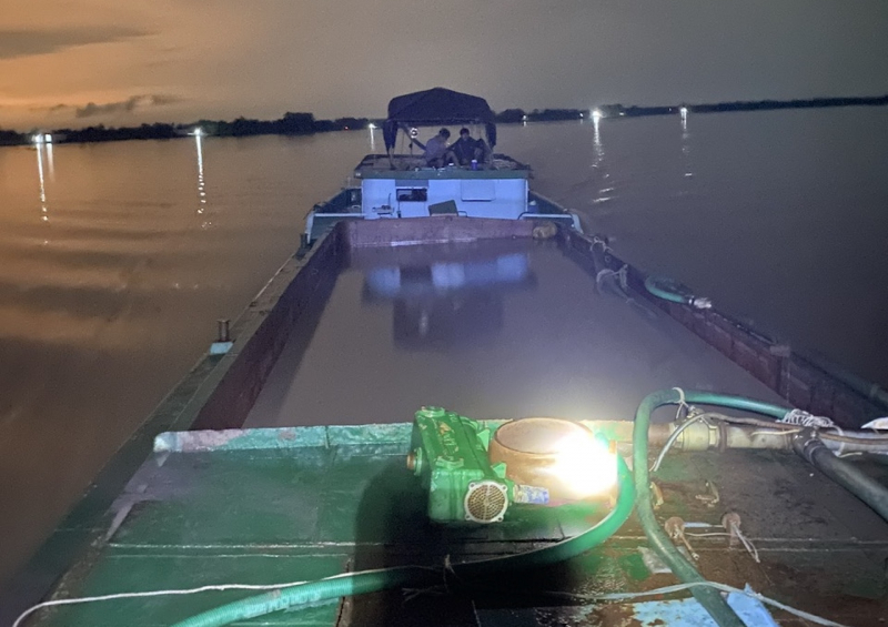 Vĩnh Long: Liên tiếp bắt giữ hàng loạt phương tiện khai thác cát trái phép trong đêm khuya -0