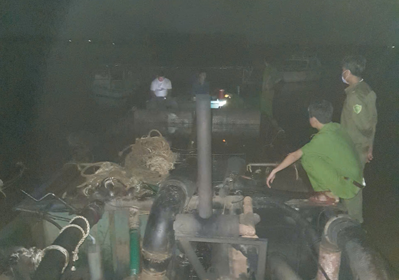 Vĩnh Long: Liên tiếp bắt giữ hàng loạt phương tiện khai thác cát trái phép trong đêm khuya -0
