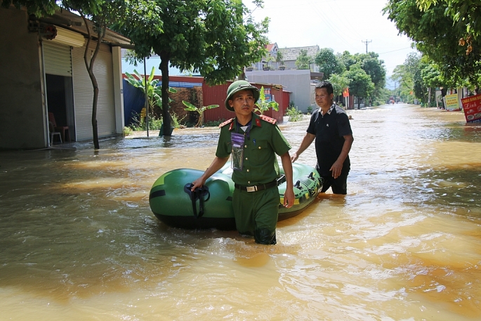 Những hình ảnh xúc động của CBCS Công an Thủ đô hỗ trợ người dân ứng phó với mưa lũ -2