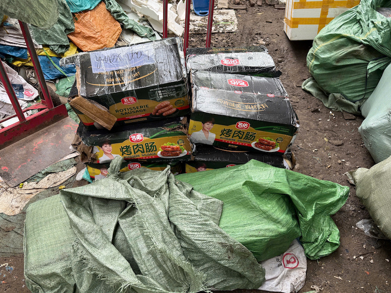 Ngăn chặn gần 1,7 tấn xúc xích không nguồn gốc 