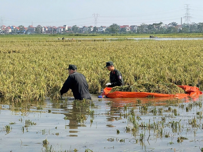 Những hình ảnh xúc động của CBCS Công an Thủ đô hỗ trợ người dân ứng phó với mưa lũ -1