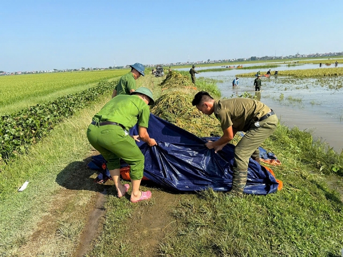Những hình ảnh xúc động của CBCS Công an Thủ đô hỗ trợ người dân ứng phó với mưa lũ -2
