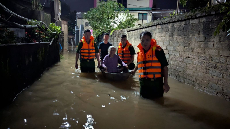 Lực lượng cứu hộ Công an tỉnh Bắc Ninh chạy đua với lũ, cứu người dân ra khỏi vùng ngập sâu -1
