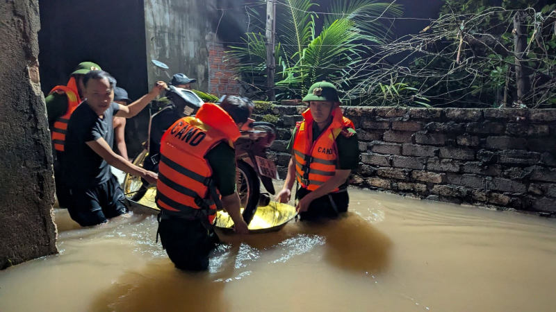 Lực lượng cứu hộ Công an tỉnh Bắc Ninh chạy đua với lũ, cứu người dân ra khỏi vùng ngập sâu -2