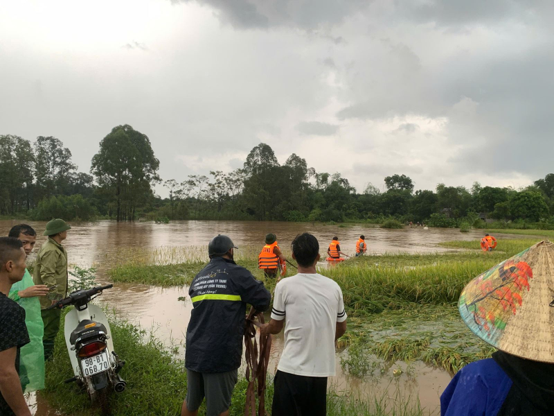 Lực lượng cứu hộ Công an tỉnh Bắc Ninh chạy đua với lũ, cứu người dân ra khỏi vùng ngập sâu -0