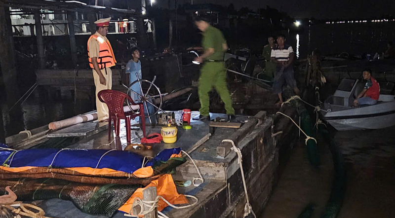Vĩnh Long: Liên tiếp bắt giữ hàng loạt phương tiện khai thác cát trái phép trong đêm khuya -0