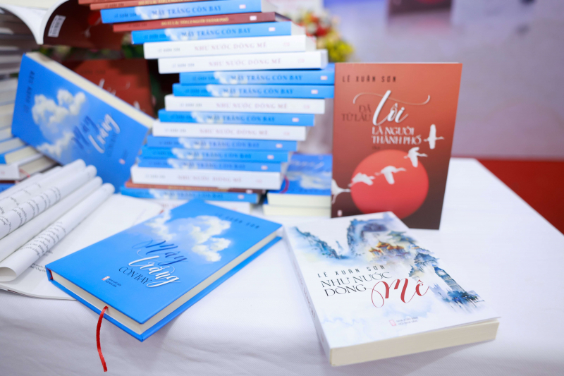 Nhà báo Lê Xuân Sơn bất ngờ ra mắt cùng lúc 3 tập thơ, bút ký, ghi chép -0