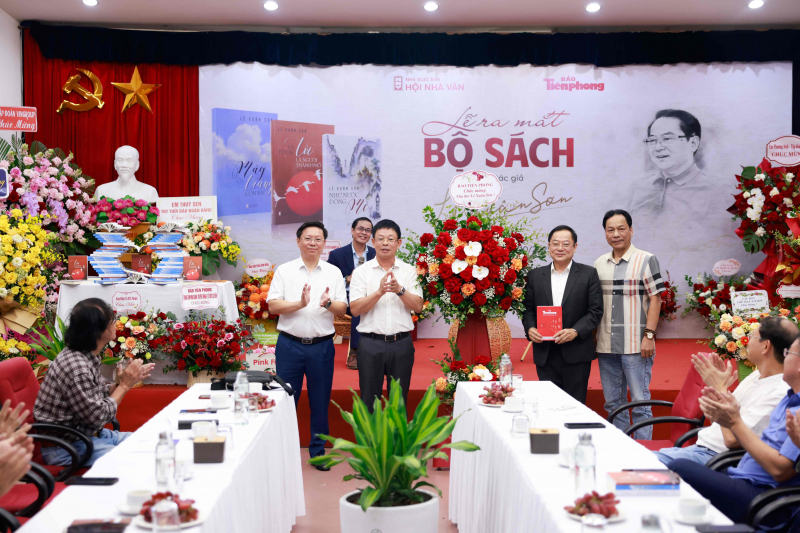 Nhà báo Lê Xuân Sơn bất ngờ ra mắt cùng lúc 3 tập thơ, bút ký, ghi chép -0